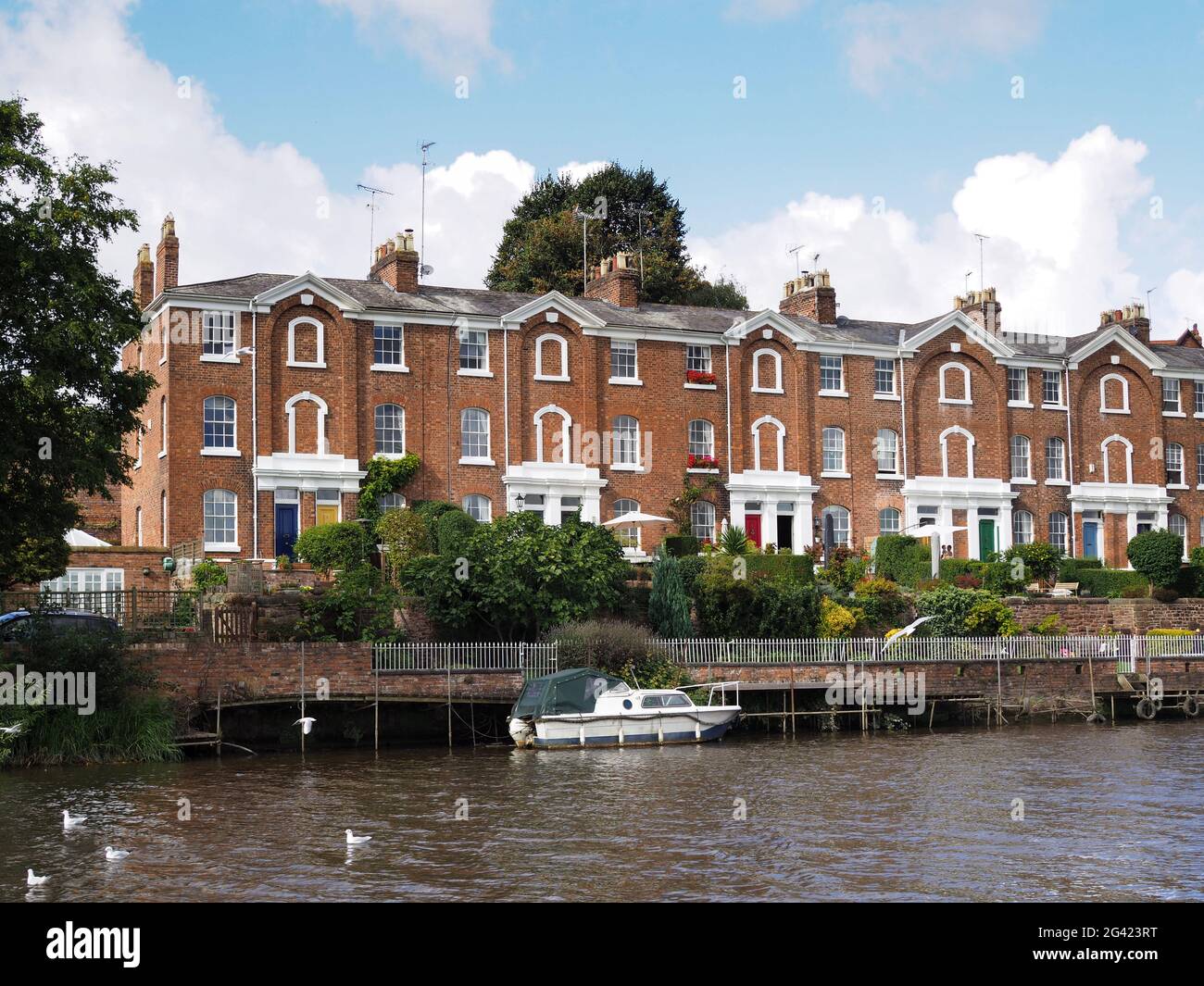 Case lungo il fiume Dee a Chester Foto Stock