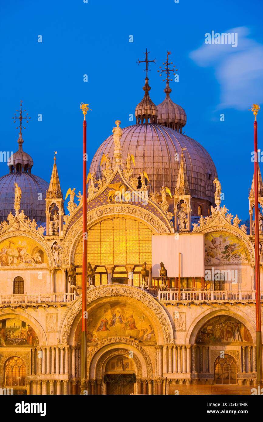 Cupole della Basilica di San Marco di notte, Venezia, Italia Foto Stock