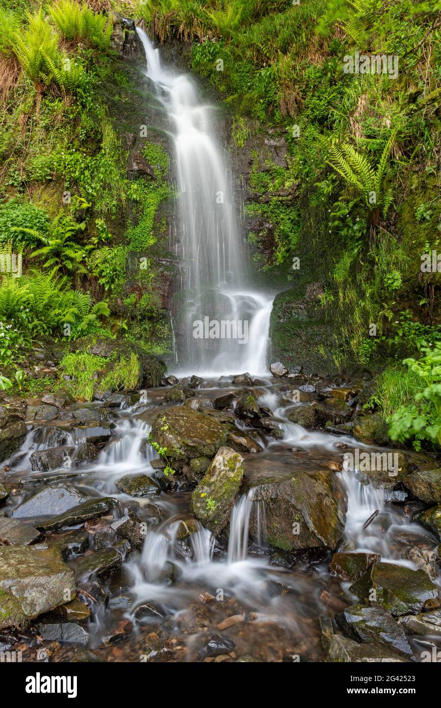 Lunga esposizione della cascata di Hollowbrook sulla costa sud-occidentale da Woody Bay alla foce di Heddons in Devon Foto Stock