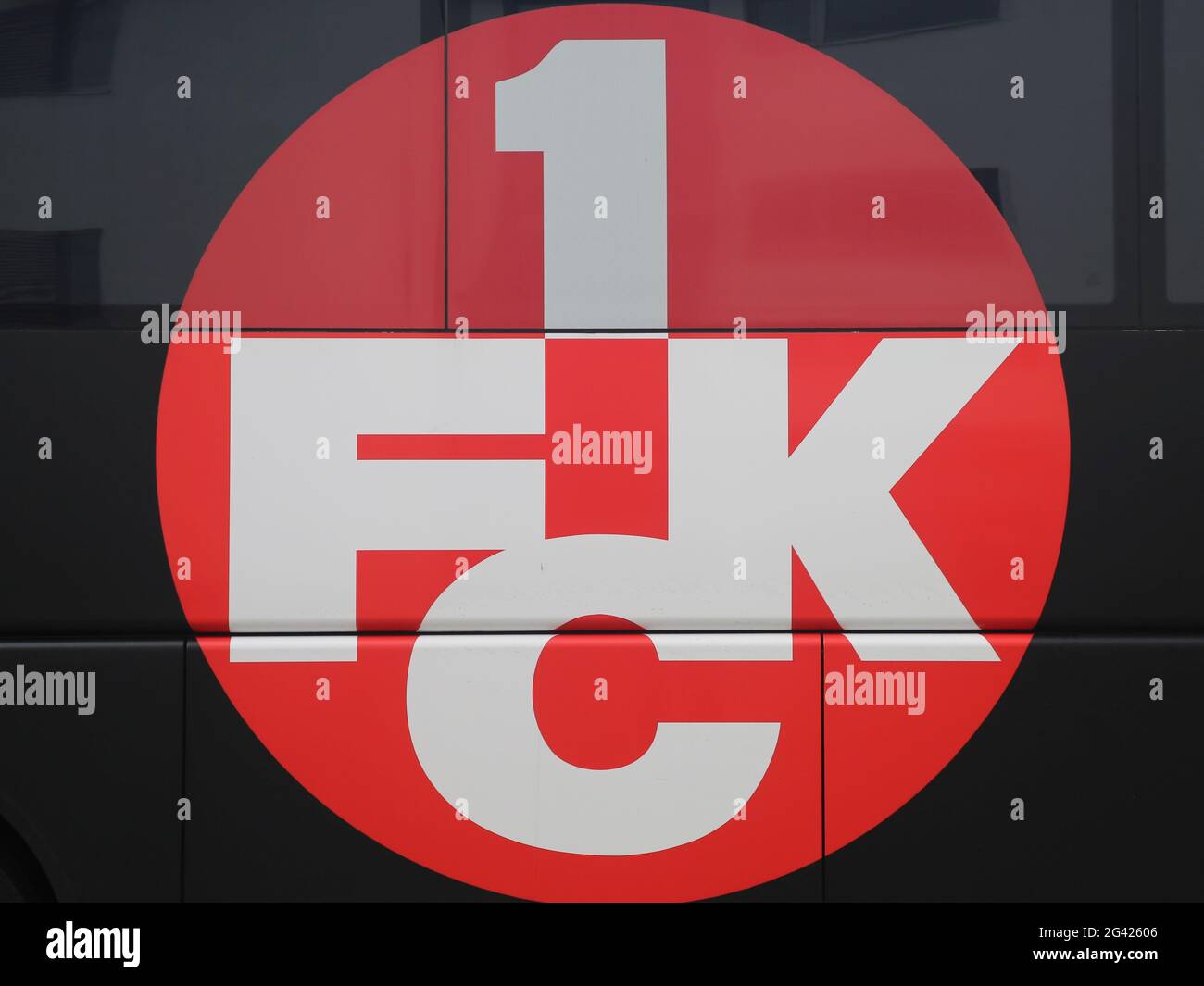Logo del club sul bus di squadra 1.FC Kaiserslautern DFB 3.Liga stagione 2020-21 Foto Stock