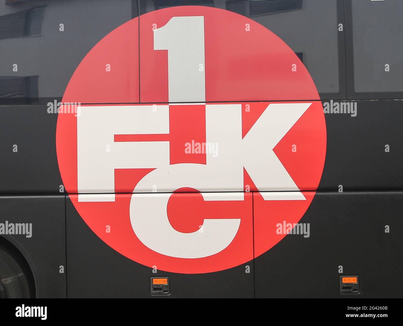 Logo del club sul bus di squadra 1.FC Kaiserslautern DFB 3.Liga stagione 2020-21 Foto Stock