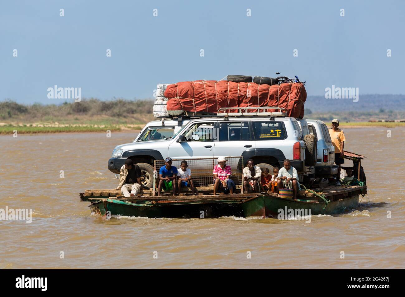 Traghetto sul fiume Tsiribihina a Belo, Madagascar occidentale, Madagascar, Africa / traghetto sul fiume Tsiribihina a Belo, Madagascar occidentale, Africa Foto Stock