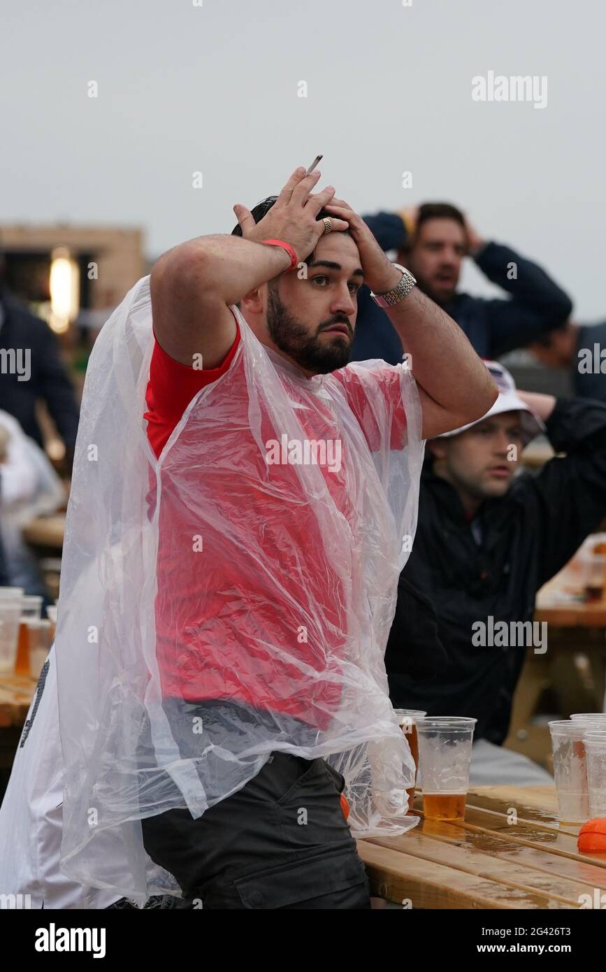 I tifosi esclamano dopo un colpo in gol mentre guardano la partita UEFA Euro 2020 tra Inghilterra e Scozia nella zona dei tifosi di Hastings Pier. Data immagine: Venerdì 18 giugno 2021. Foto Stock