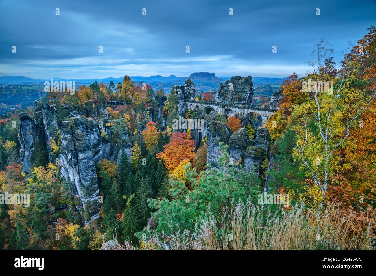 Umore autunnale al Bastei, Bastei, Saxon Svizzera Parco Nazionale, Saxon Svizzera, Elbe arenaria, Sassonia, Germania Foto Stock