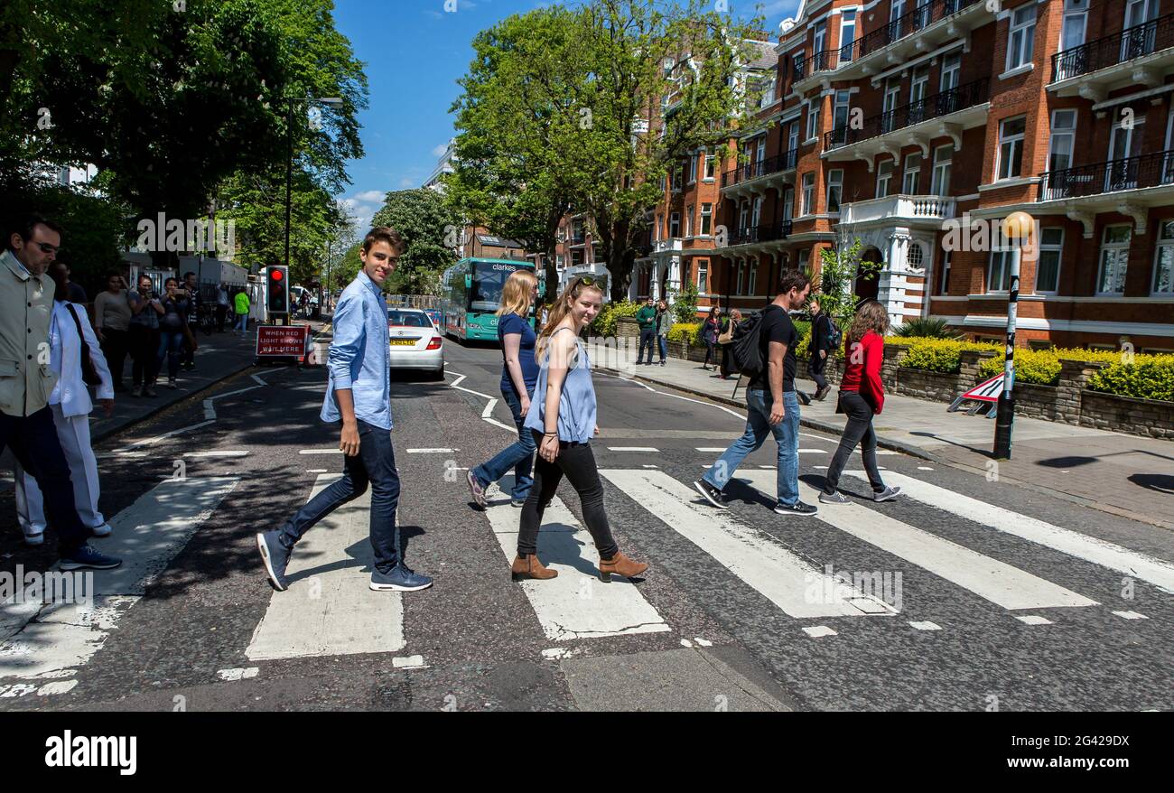 REGNO UNITO. INGHILTERRA. LONDRA. ABBEY ROAD. CROSSWALK CHE ILLUSTRA LA COPERTINA DELL'ULTIMO ALBUM DEI QUATTRO FAB (QUESTO È L'UNICO RANKE A LIVELLO NAZIONALE Foto Stock