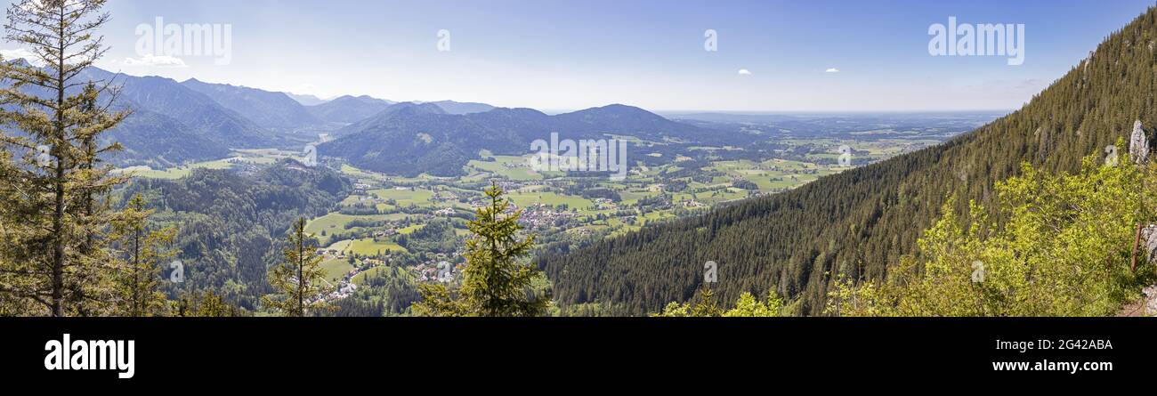 Vista da Birkenstein in direzione ovest verso Fischbachau, panorama, Baviera, Germania Foto Stock