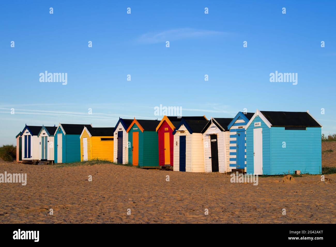 Una fila di vivacemente colorato Beach capanne in Southwold Foto Stock