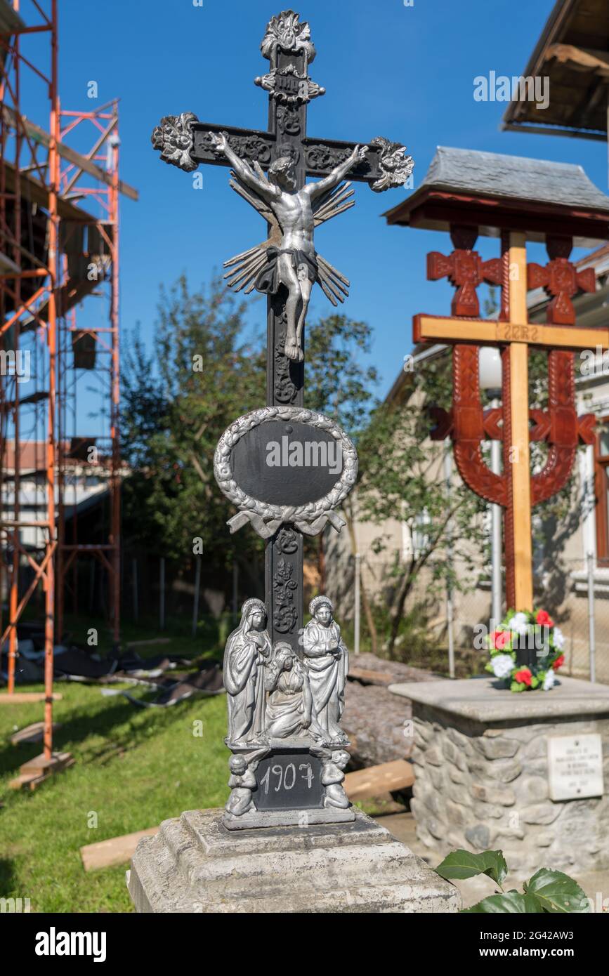 CAMPULUNG MOLDOVENESC, TRANSILVANIA/ROMANIA - SETTEMBRE 18 : Croce fuori da una chiesa greco-ortodossa in fase di ristrutturazione a Campulung Foto Stock