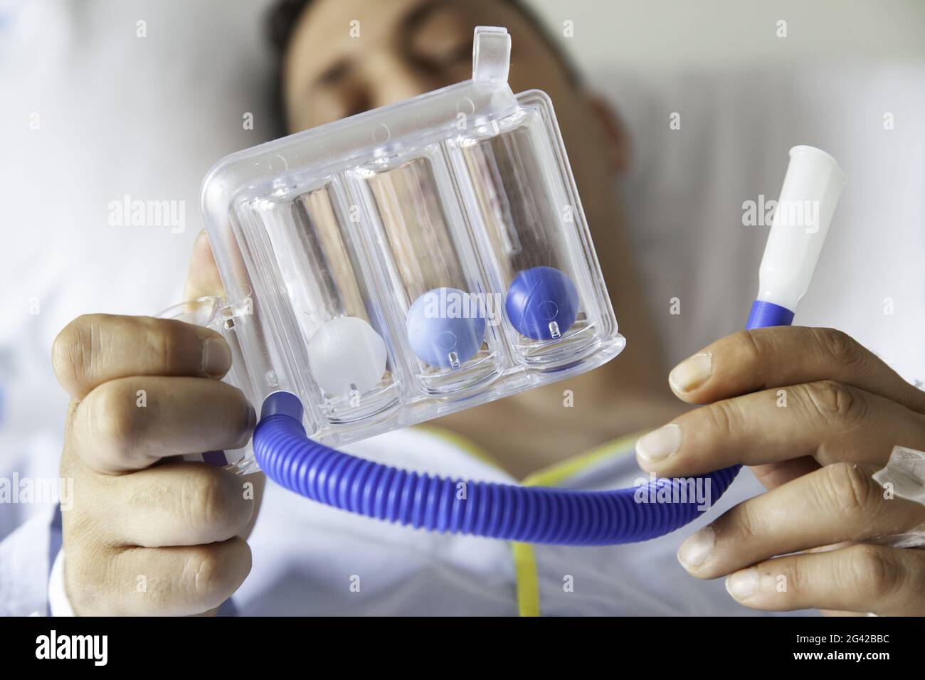 Terapia respiratoria del paziente con perline, polmonite e polmoni, bpco Foto Stock