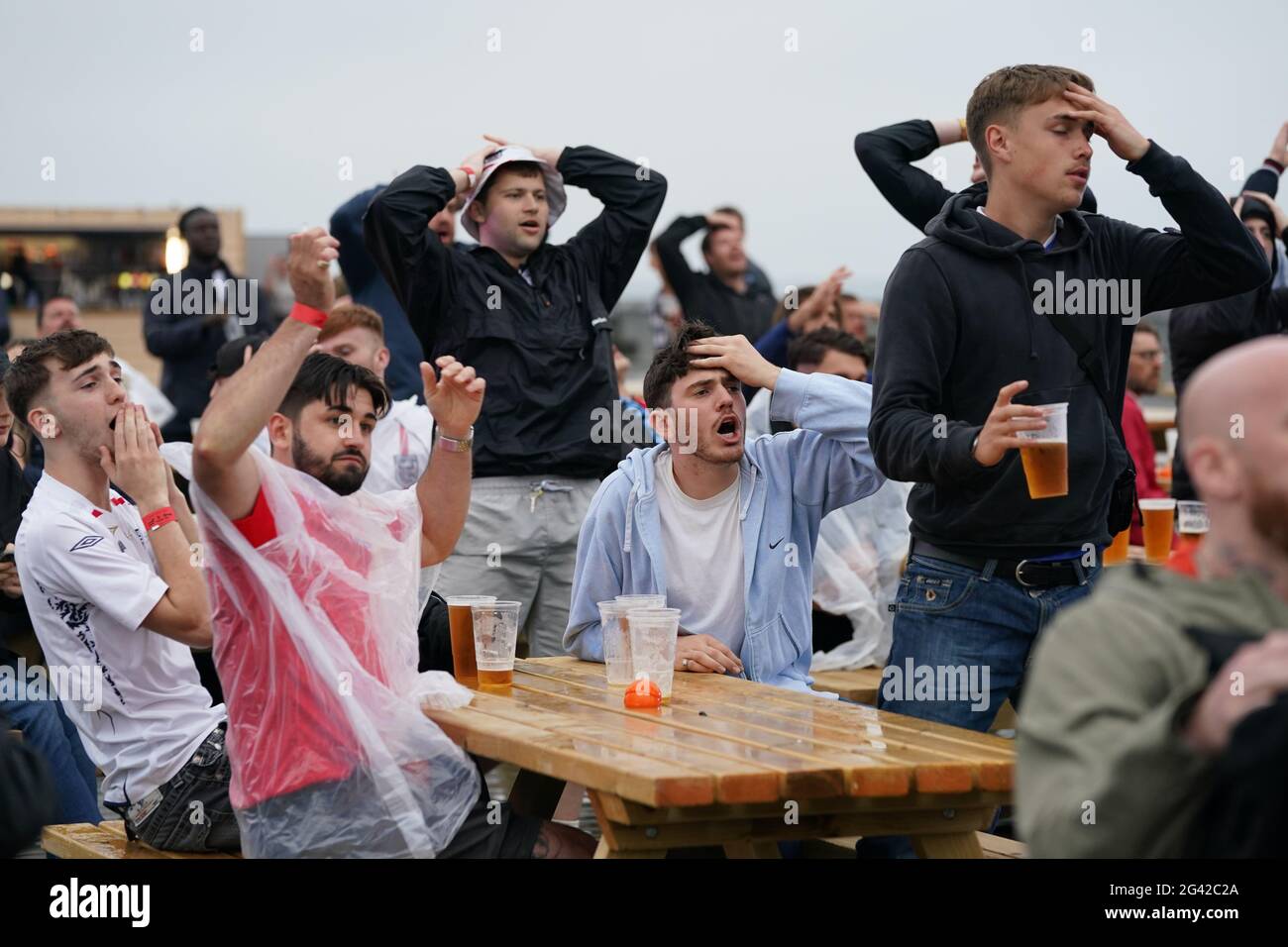 I tifosi esclamano dopo un colpo in gol mentre guardano la partita UEFA Euro 2020 tra Inghilterra e Scozia nella zona dei tifosi di Hastings Pier. Data immagine: Venerdì 18 giugno 2021. Foto Stock