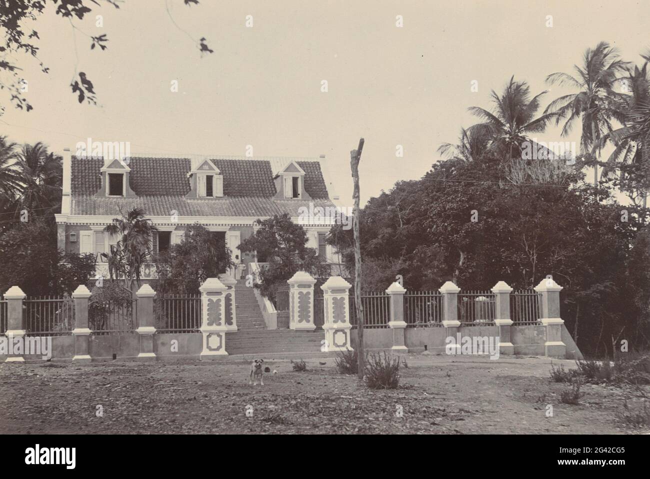 Landshuis Zuikertuintje. La casa di campagna Zuikertuintje, dal negozio Dodo, a Willemstad il Curaçao, giugno 1910. Parte dell'album fotografico della famiglia Boom-Gonggrijk in Suriname e Curaçao. Foto Stock