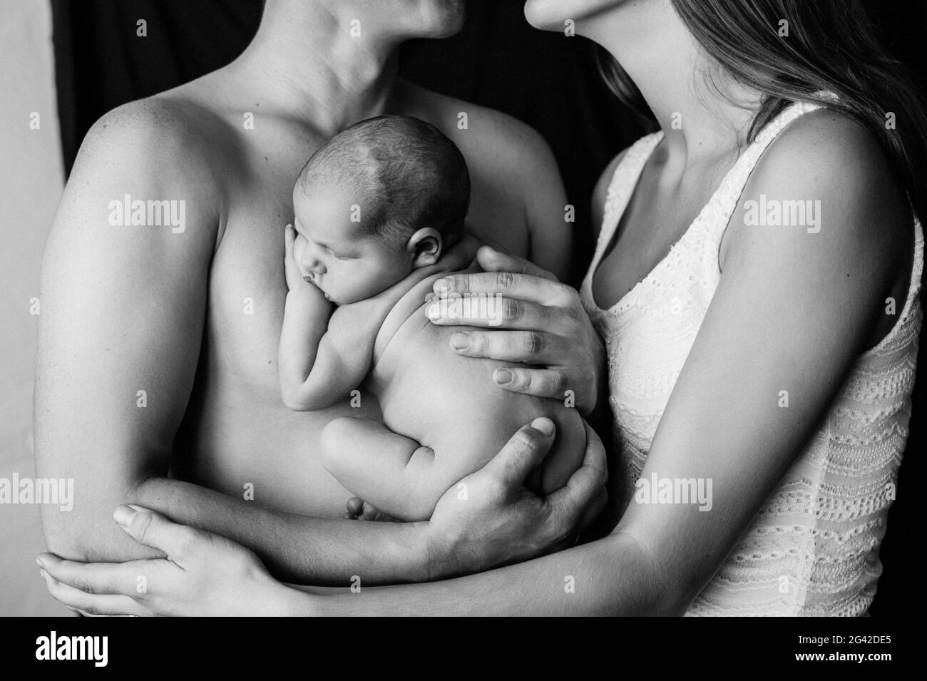 Madre e padre che tengono il loro neonato ad un neonato foto Foto Stock