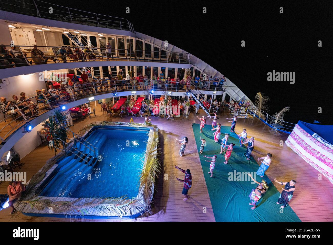 I passeggeri della nave da carico Aranui 5 (Aranui Cruises) godono di una serata polinesiana con un ricco buffet e intrattenimento culturale, in mare Foto Stock