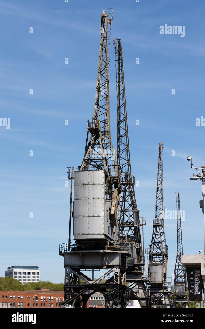 BRISTOL, Regno Unito - 14 maggio : Vista di gru elettriche lungo il fiume Avon a Bristol il Maggio 14, 2019 Foto Stock