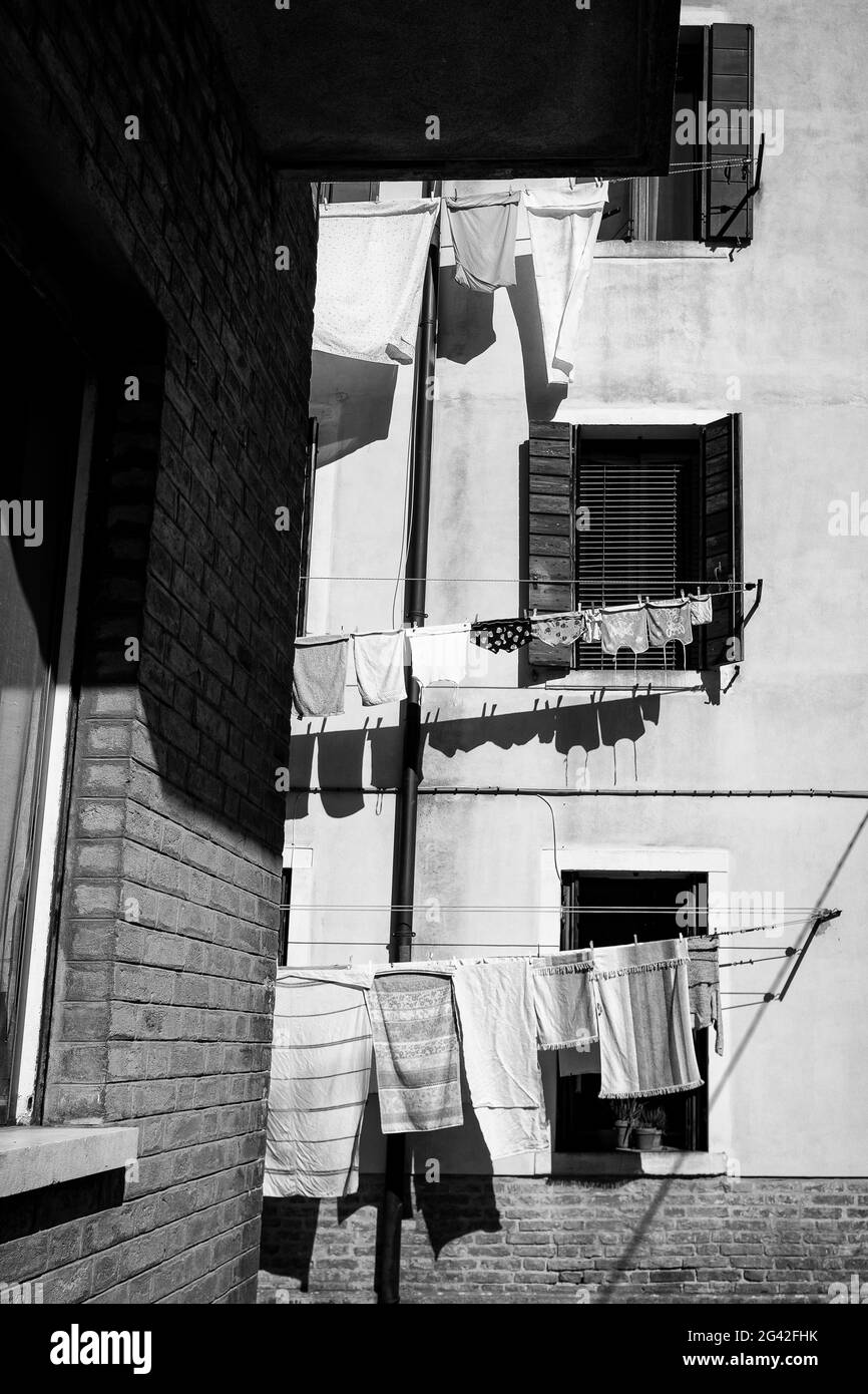 Vista su una facciata gialla con stendibiancheria a Cannaregio, Venezia, Veneto, Italia, Europa Foto Stock