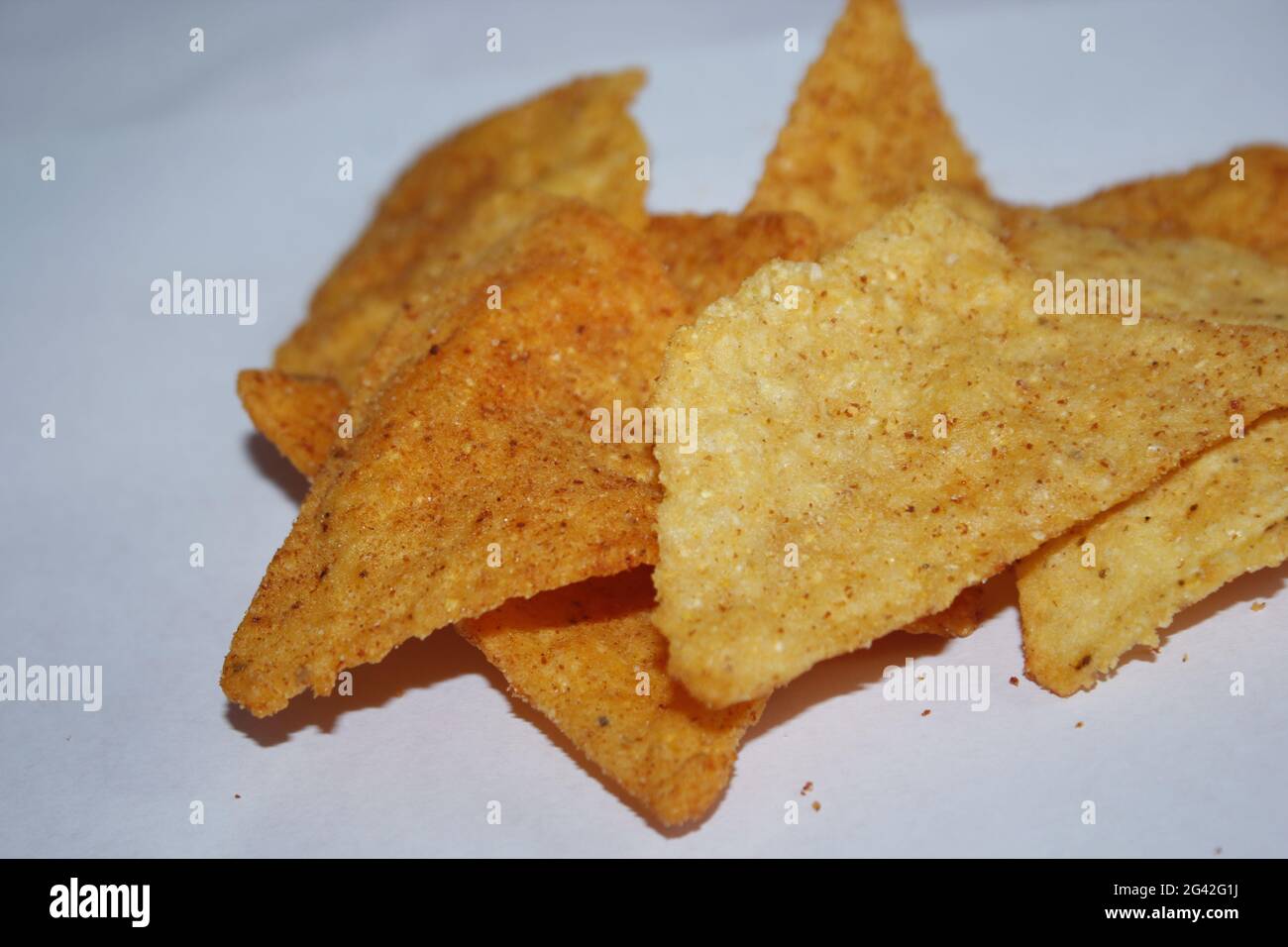 Un gruppo di chip Doritos su sfondo bianco Foto Stock