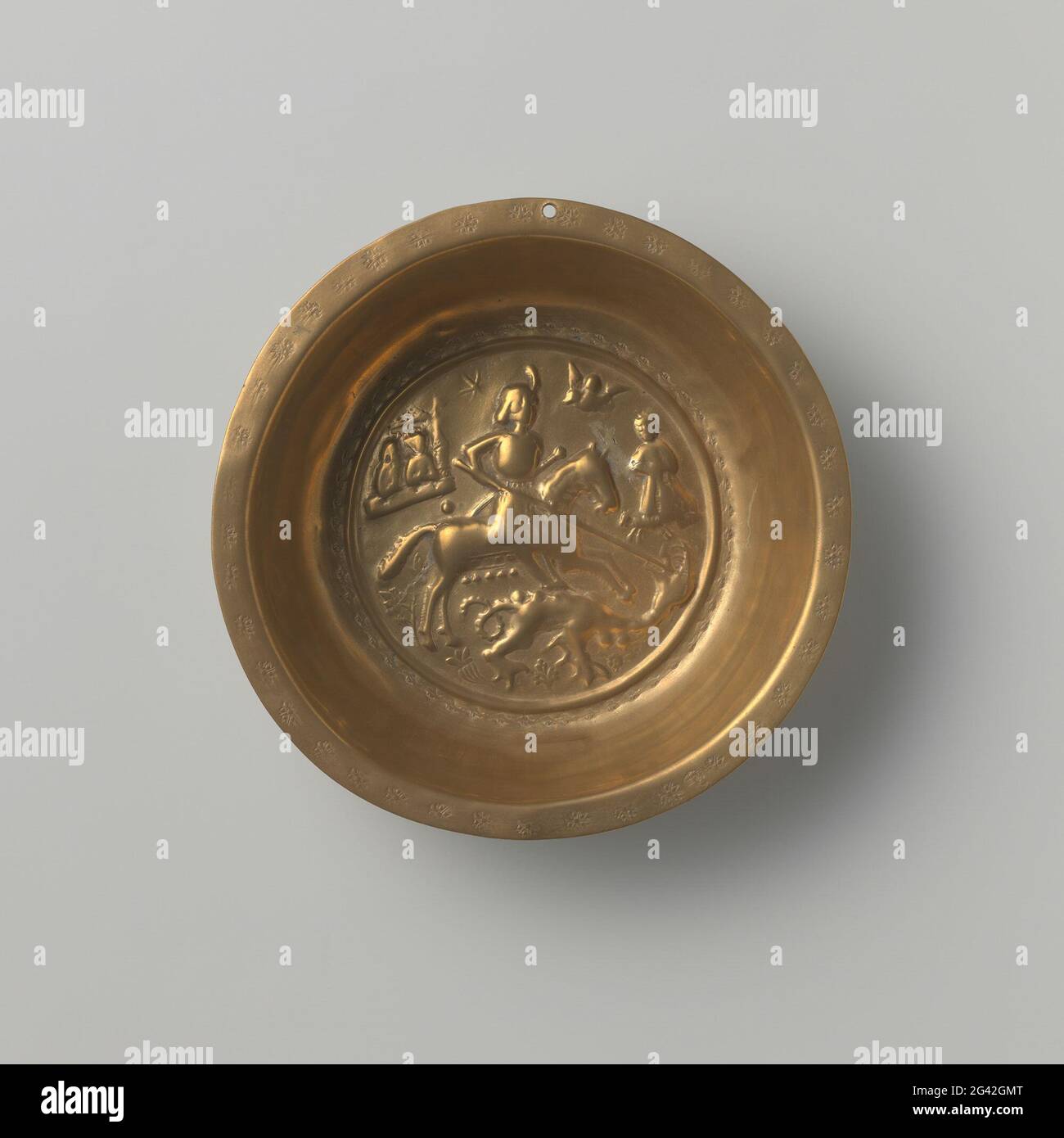 Bacino con il Santo Joris. Nella piana del bacino con l'aiuto di una forma di francobollo, una performance derivata dalla Legend Aurea è punzonata dal H. Joris che combatte con il drago con la principessa, la coppia di re e l'angelo sullo sfondo. Questo è circondato da un bordo fustellato di ornamento a foglia stilizzata. Un bordo di rosette è placcato sul bordo. L'anello di sospensione sul retro e il foro nel bordo vengono disposti in seguito. Foto Stock