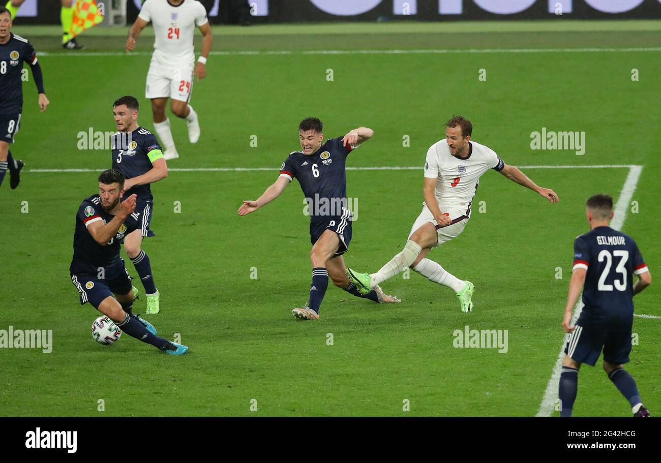 Londra, Regno Unito. 18 giugno 2021. Harry Kane of England ha sparato bloccato da Grant Hanley of Scotland durante la partita dei Campionati europei UEFA al Wembley Stadium di Londra. L'immagine di credito dovrebbe essere: David Klein / Sportimage Foto Stock