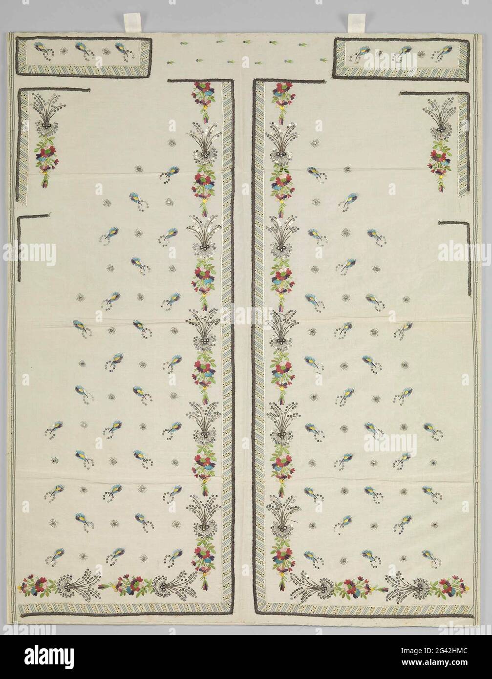 Gilet, non tagliato, ricamato con motivo fantasy floreale in seta multicolore, filo d'argento, amanti dell'argento e strass, dipinto con bordo geometrico, su taffeta color crema. Gilet inosservato di taffeta color crema, ricamato con motivo floreale fantasy in seta multicolore, filo d'argento, amanti dell'argento e strass, dipinto con un bordo geometrico. Modello: Pannello allungato con due lati a strisce verdi, su cui sono ricamate le due parti anteriori del gilet con la parte anteriore al centro. Frontali dritti, spiedini allungati e angolo per la falda interna. Decorazione: Al centro una dotta di diffusione di un'impresa di fantasia Foto Stock