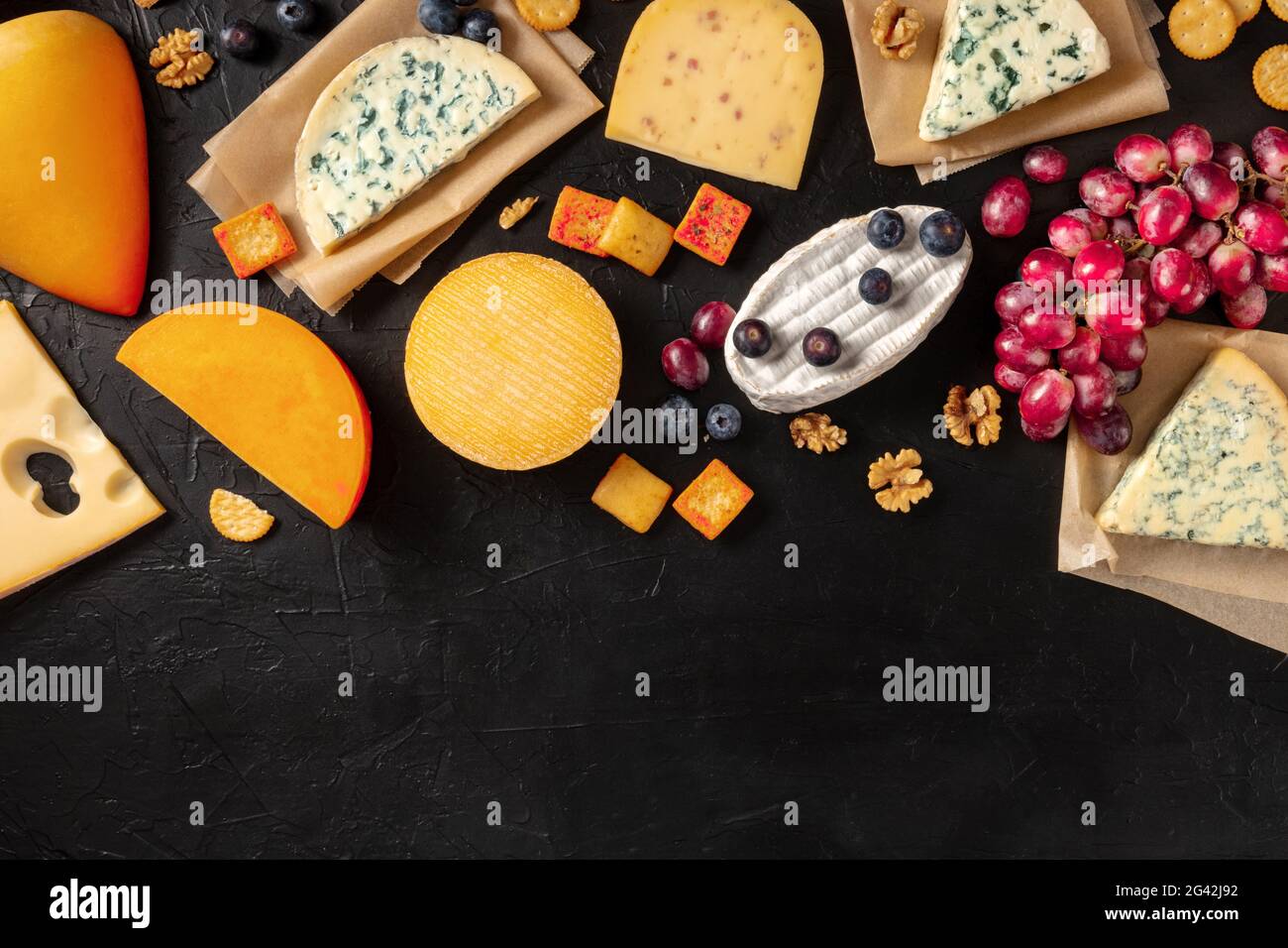 Assortimento di formaggi con cracker di frutta e sale, antipasti Foto Stock