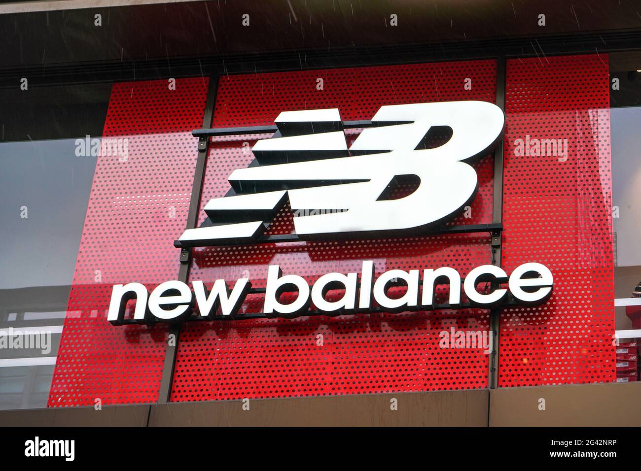 Londra, Regno Unito - 01 febbraio 2019: Logo NB rosso e bianco sulla loro filiale nel centro di Londra. New Balance è scarpe sportive americane e abbigliamento b Foto Stock