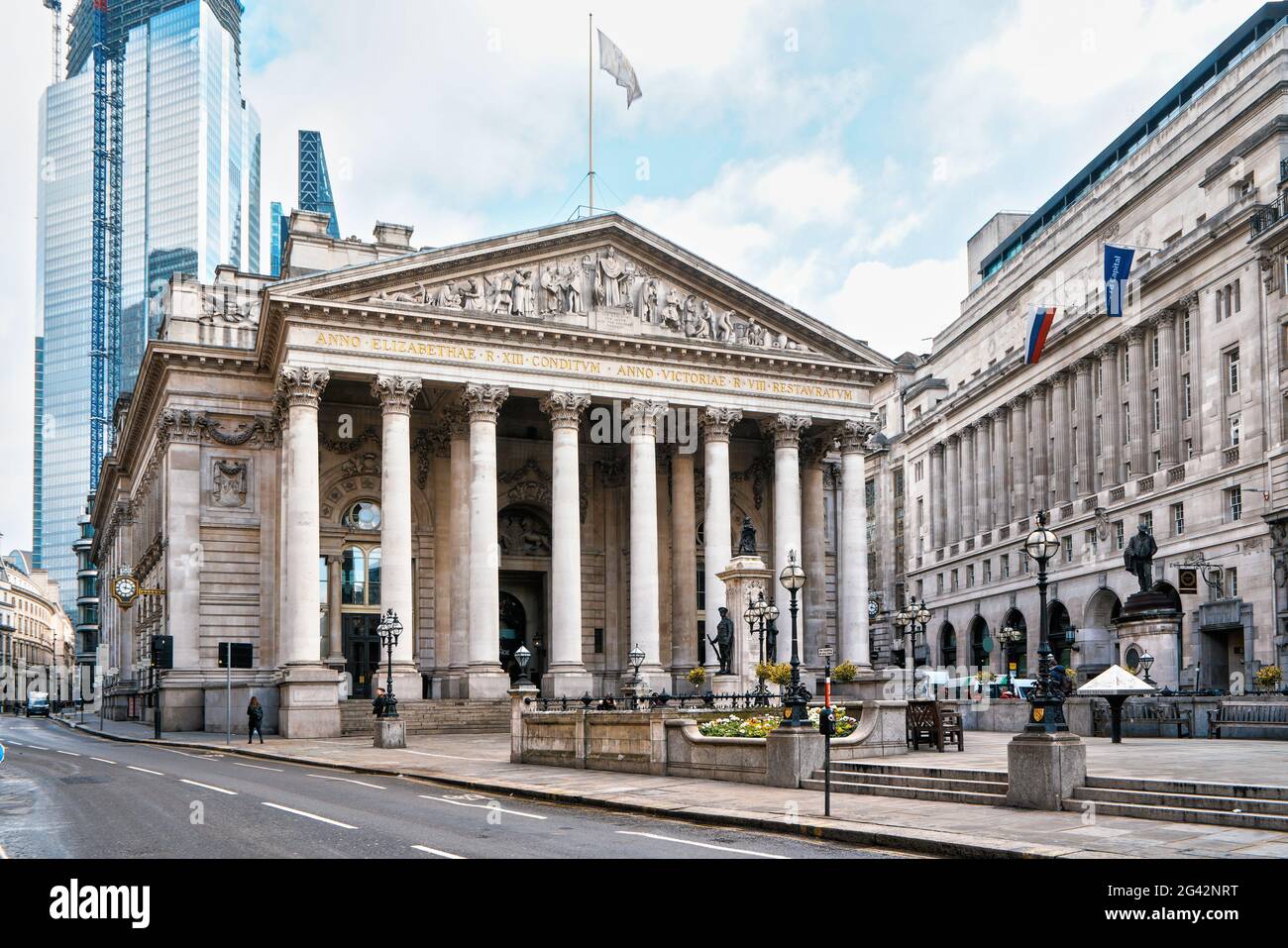 Londra, Regno Unito - 02 febbraio 2019: Cancello anteriore del Royal Exchange vicino alla stazione della banca. E' centro di commercio, aperto per la prima volta nel 1571, attualmente housin Foto Stock