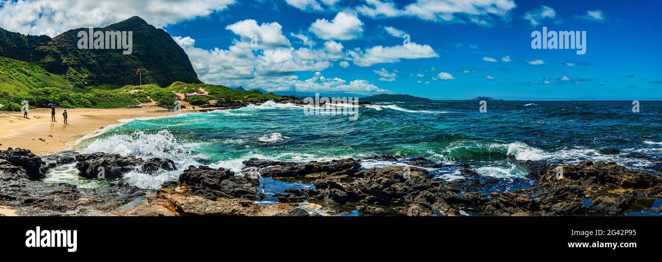 Paesaggio con spiaggia e montagne, Makapuu Point, Oahu, Hawaii Isole, Stati Uniti Foto Stock