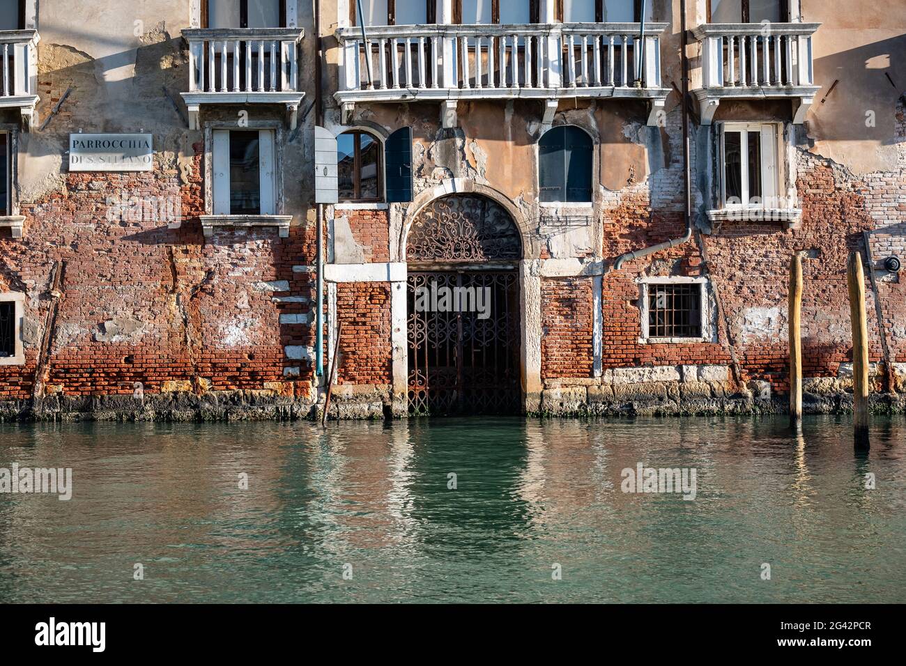 Vista della facciata della casa lungo il Canal Grande, Venezia, Veneto, Italia, Europa Foto Stock