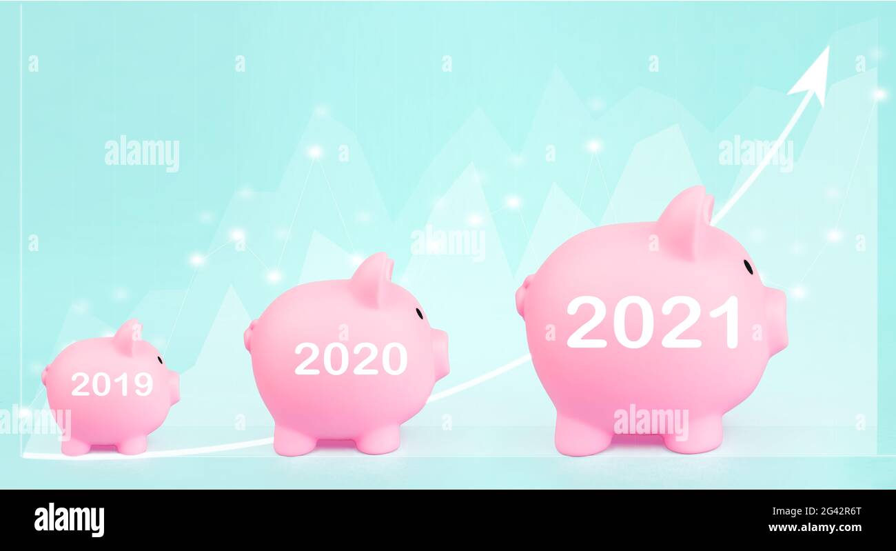 Affari. Finanza. Ricchezza. Tre pink piggy bank con ologramma digitale grafici finanziari che mostrano la crescita dei ricavi nel 2021 su sfondo blu Foto Stock