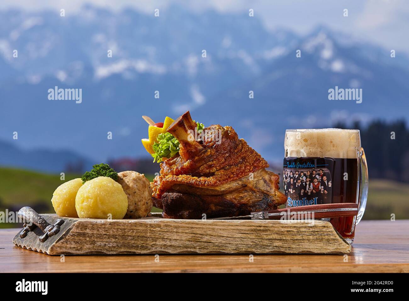 Specialità bavaresi con vista sui monti Kaiser, Reit im Winkl, Chiemgau, Baviera, Germania Foto Stock