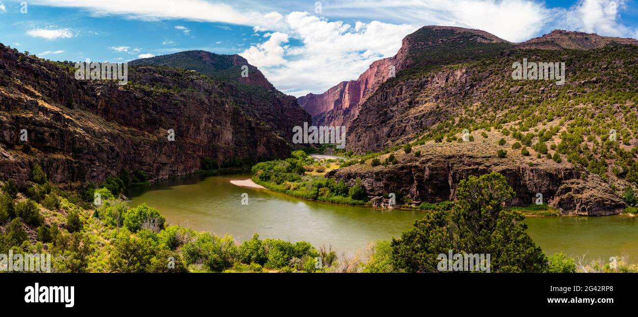 Porte di Lodore che torreggiano sul Green River, Dinosaur National Monument, Colorado, USA Foto Stock