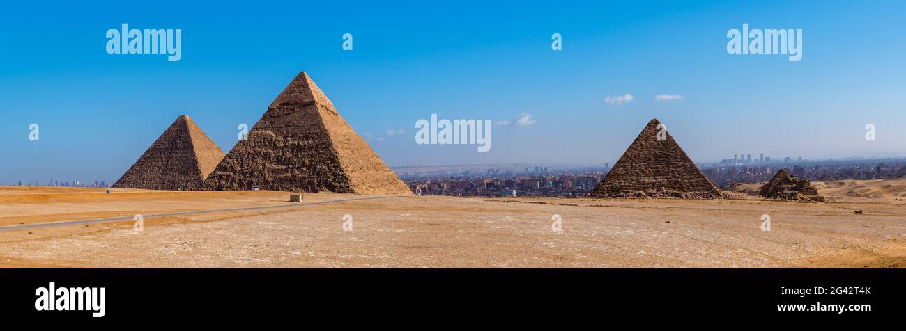 Piramidi di Khafre, Khufu e Menkaure nel deserto, Giza Pyramid Complex, Giza, Egitto Foto Stock