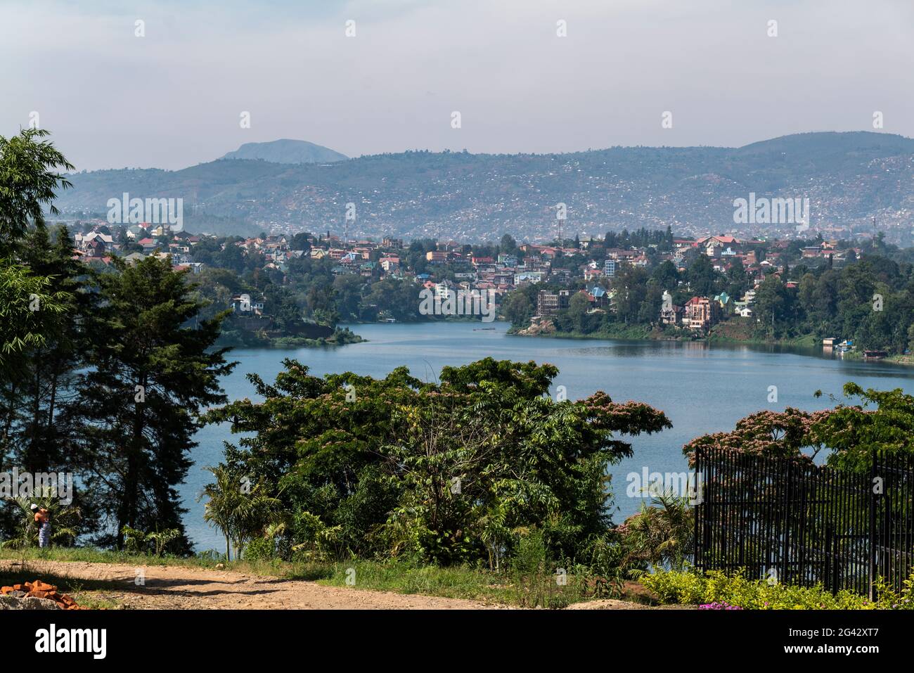 Vista sul lago Kivu con la città di Bukavu nella Repubblica Democratica del Congo in lontananza, Cyangugu, Kamembe, Provincia Occidentale, Ruanda, Afri Foto Stock