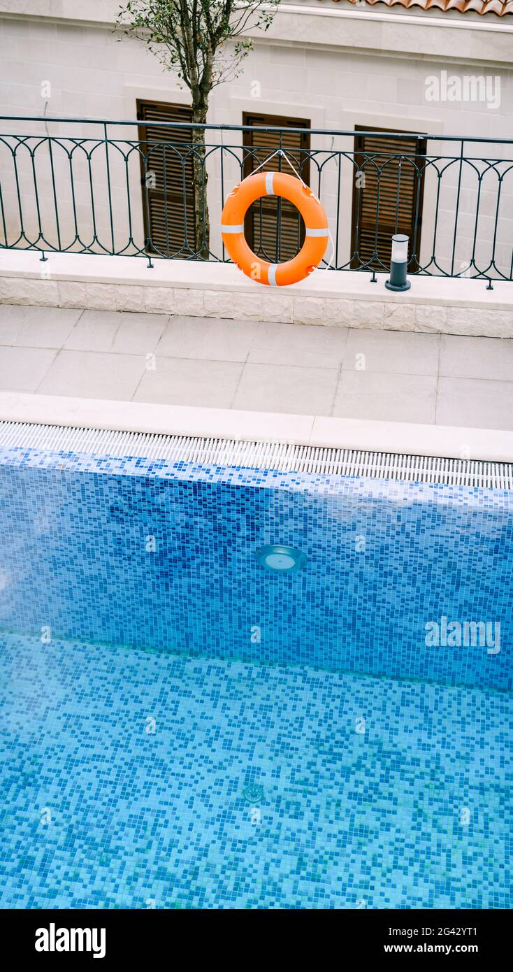 Una linea di salvezza vicino alla piscina. Foto Stock