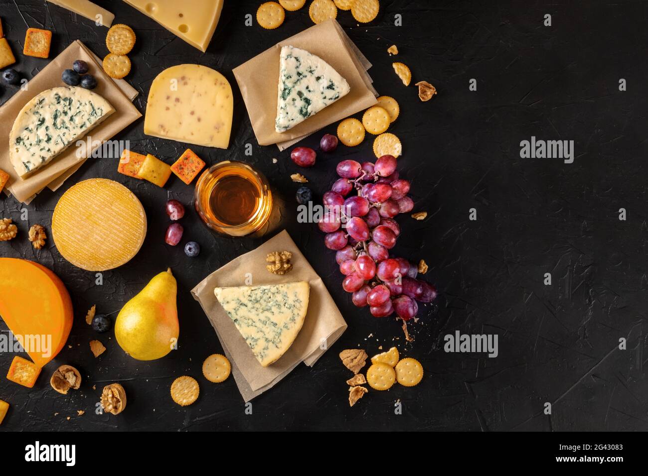 Varietà di formaggio. Molti formaggi diversi con vino e frutta Foto Stock