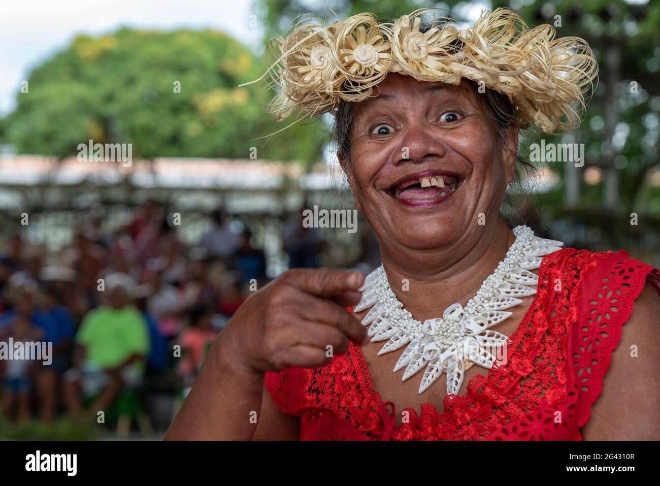 Allegra donna tahitiana sorride con denti mancanti in un festival culturale, Papeete, Tahiti, Windward Islands, Polinesia francese, Sud Pacifico Foto Stock