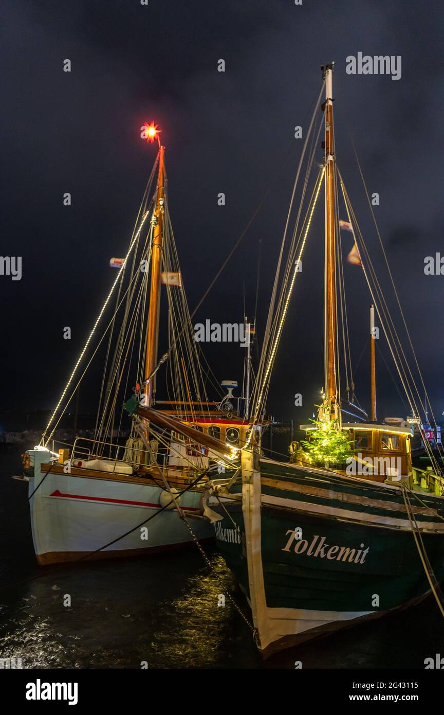 Marinai tradizionali nel porto museo di Heiligenhafen al tempo di Natale, Mar Baltico, Ostholstein, Schleswig-Holstein, Germania Foto Stock