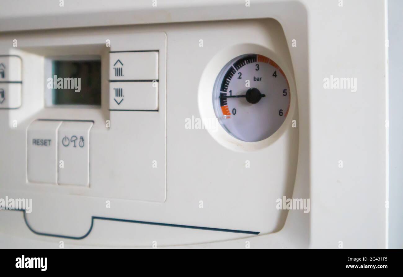 Controllo interno di una caldaia a doppio circuito a gas con sensore di pressione e temperatura nell'impianto di riscaldamento domestico, chiuso. Risparmio energetico ed effetti immagine Foto Stock
