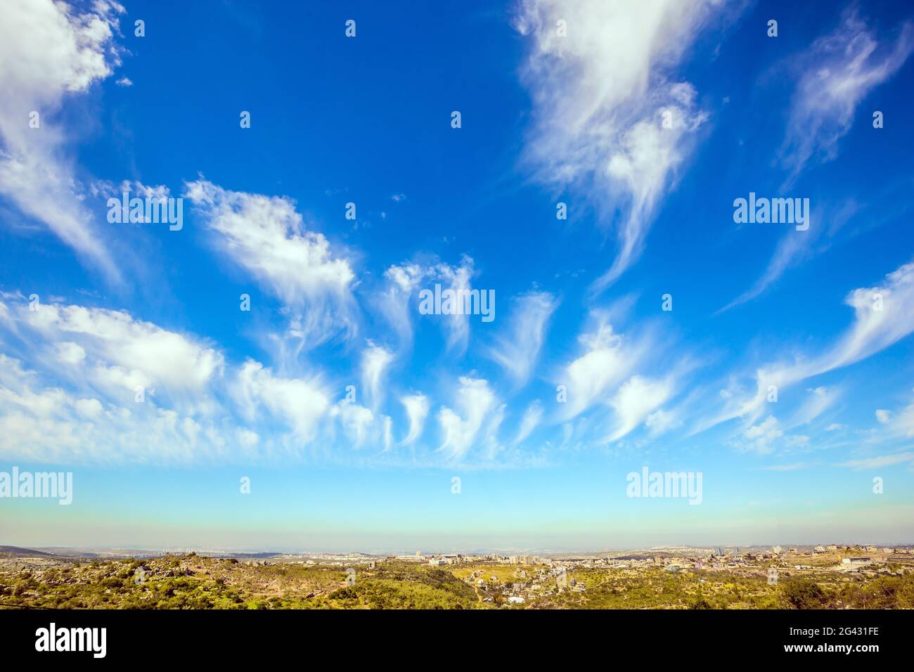 Cielo di primavera blu luminoso Foto Stock