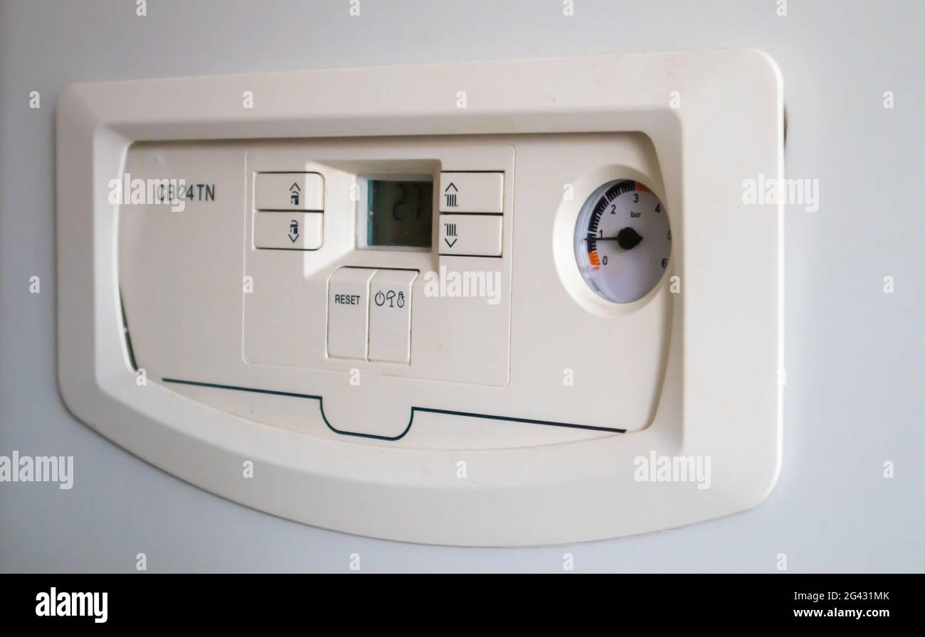 Controllo interno di una caldaia a doppio circuito a gas con sensore di pressione e temperatura nell'impianto di riscaldamento domestico, chiuso. Risparmio energetico ed effetti immagine Foto Stock