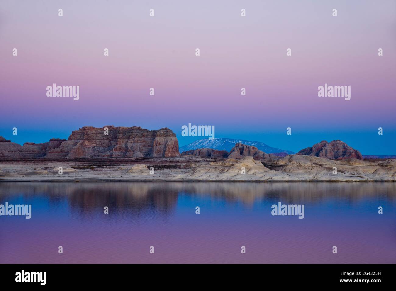 Formazioni rocciose di arenaria che si riflettono nel lago al tramonto, Utah, USA Foto Stock