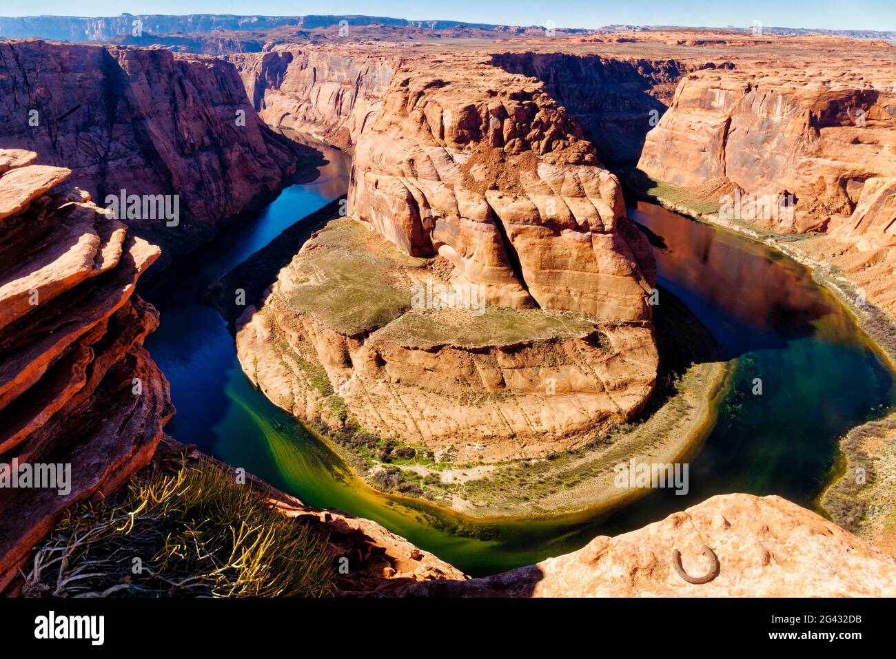 Il fiume Colorado si torreggia nell'Horseshoe Bend Canyon, nell'area ricreativa di Glen Canyon, Arizona, Stati Uniti Foto Stock