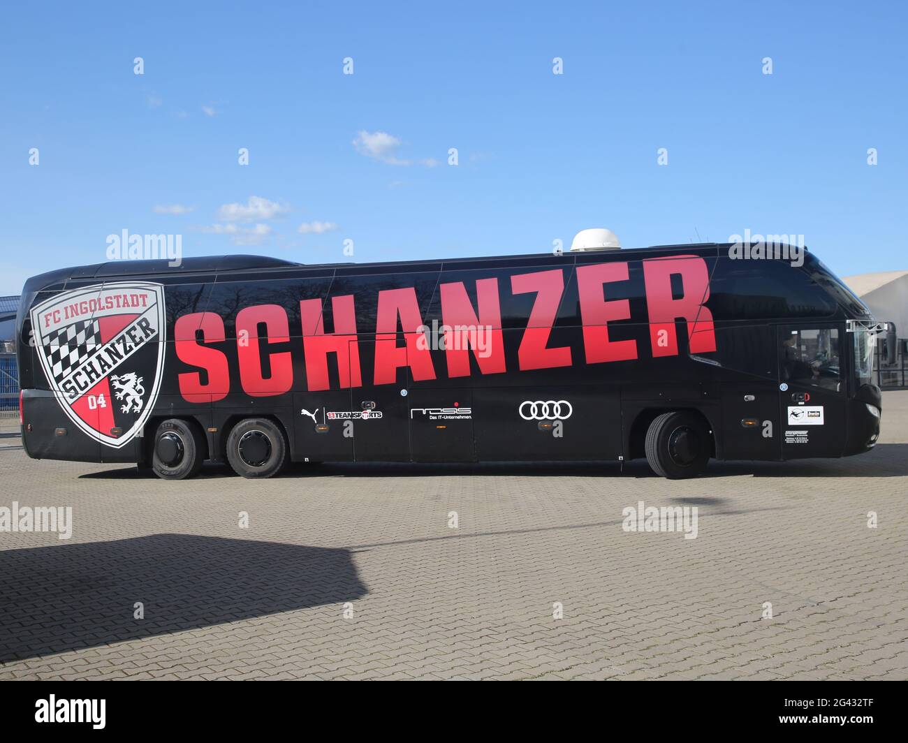 Team bus con logo club FC Ingolstadt 04 DFB 3° campionato stagione 2020-21 Foto Stock