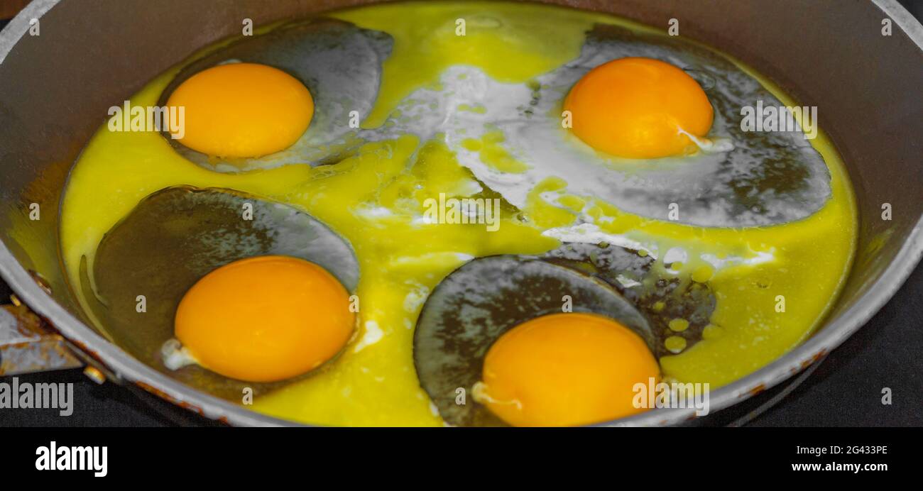 Friggete le uova e preparate le uova fritte nella padella al mattino. Foto Stock
