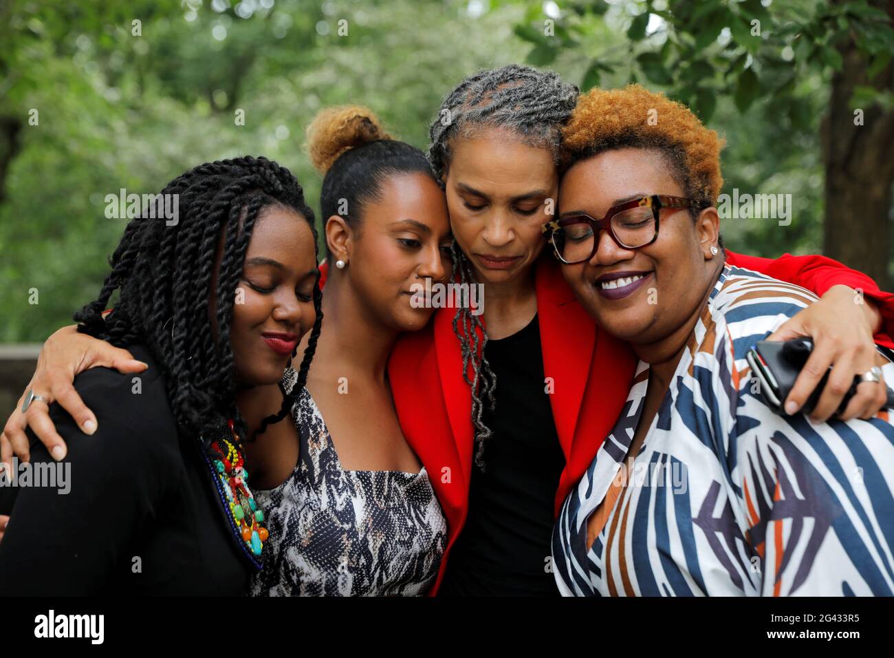Maya Wiley, candidata democratica per il sindaco di New York, è abbracciata dai tifosi a seguito di una campagna a New York City, Stati Uniti, 18 giugno 2021. REUTERS/Andrew Kelly Foto Stock