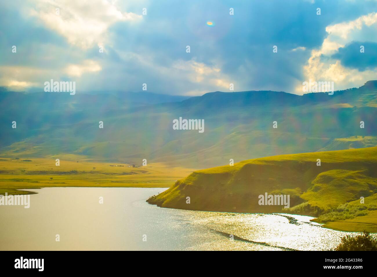 Drakensberg montagne e campana parco diga con luce solare durante il tramonto Foto Stock
