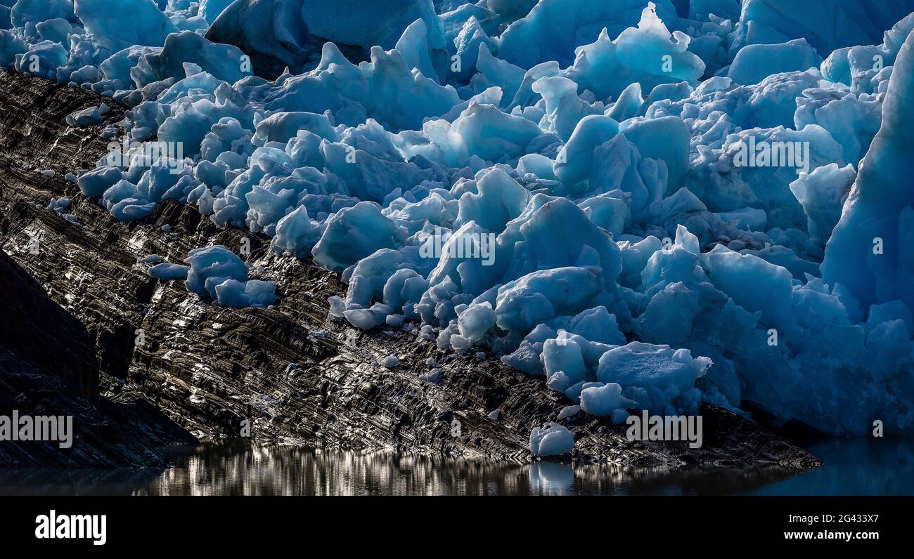 Ghiacciaio di Craggy Grey che cade a Lago Grey, Regione di Magellanes, Torres del Paine, Cile Foto Stock