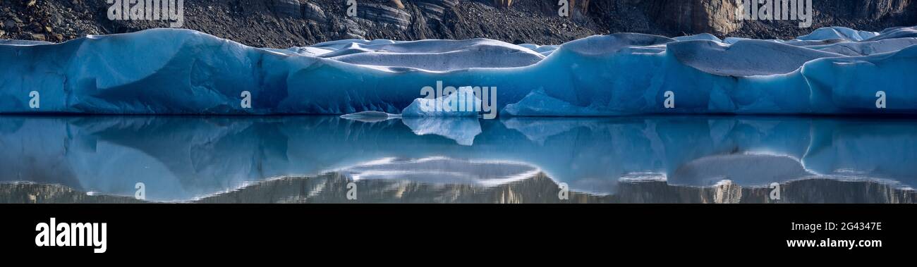Ghiacciaio grigio che si riflette nel Lago Grey, Regione Magellanes, Torres del Paine, Cile Foto Stock