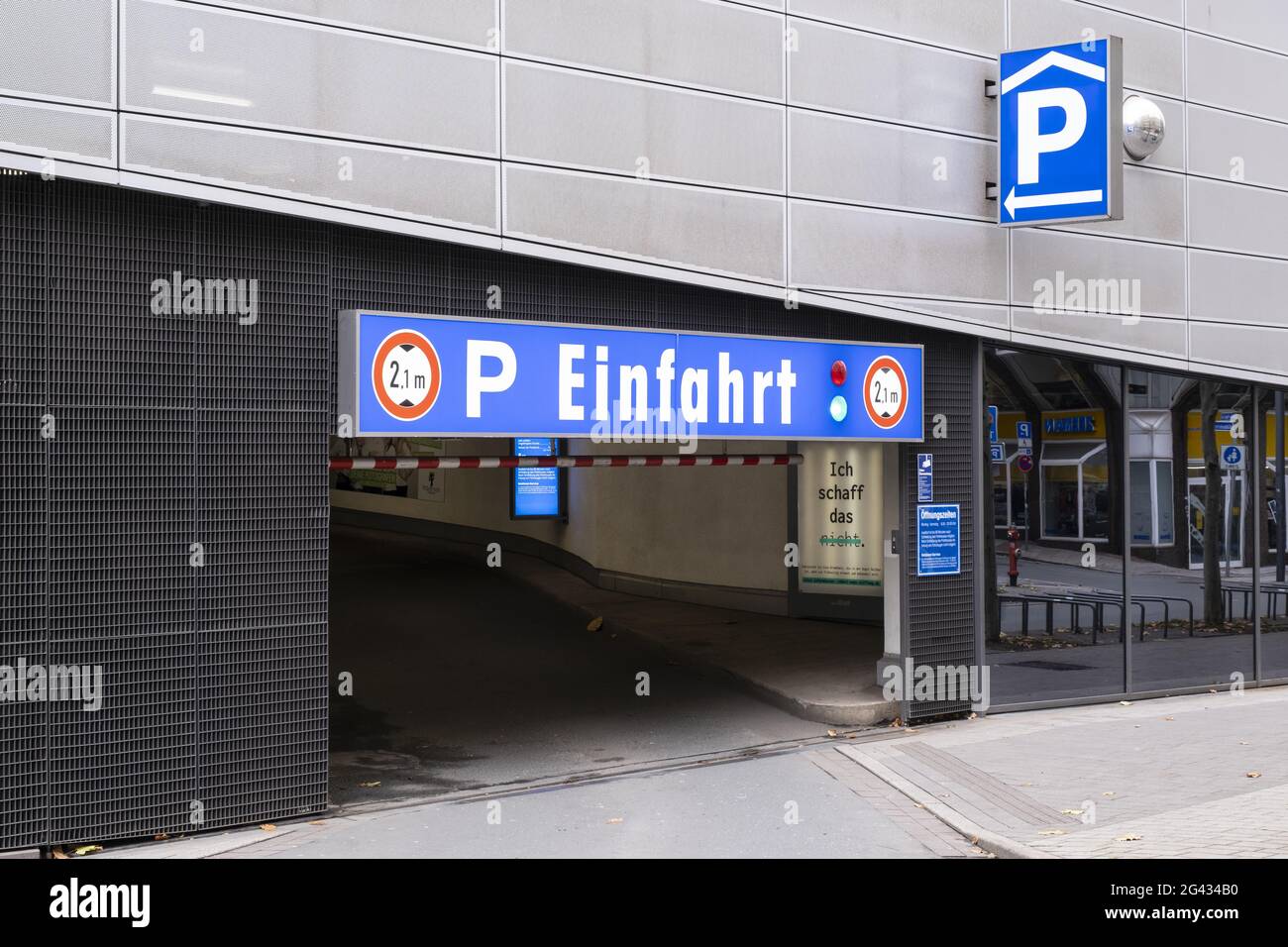 Parcheggio presso il Limbecker Place, Essen, zona Ruhr Foto Stock