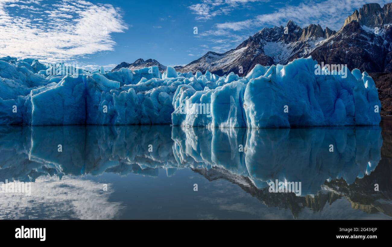 Ghiacciaio di Craggy Grey sul Lago Grey, Regione di Magellanes, Torres del Paine, Cile Foto Stock